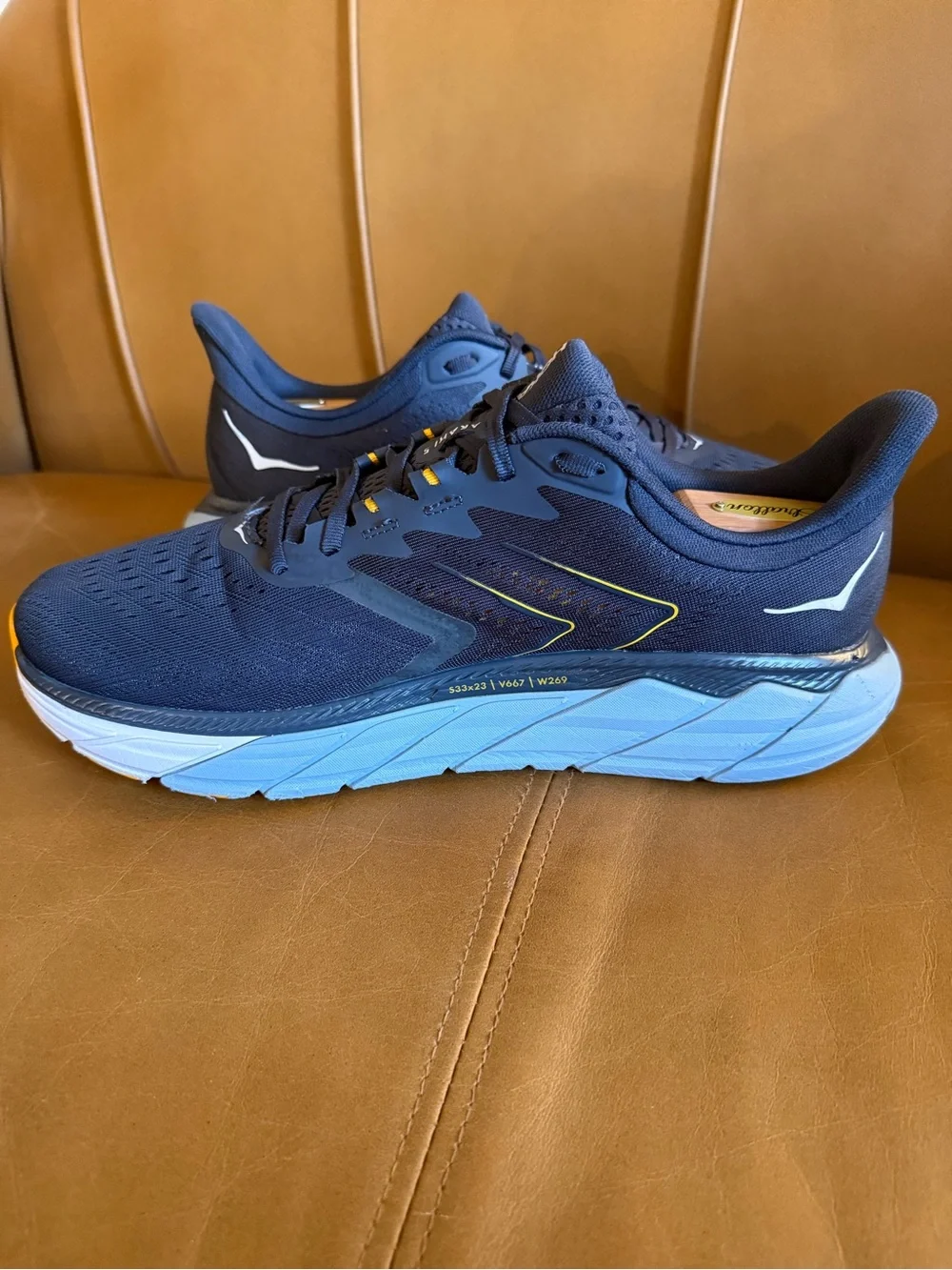 Hoka Arahi 5 Men’s Size 12 D In Ombré Blue - Navy/White/Gray/Light Blue